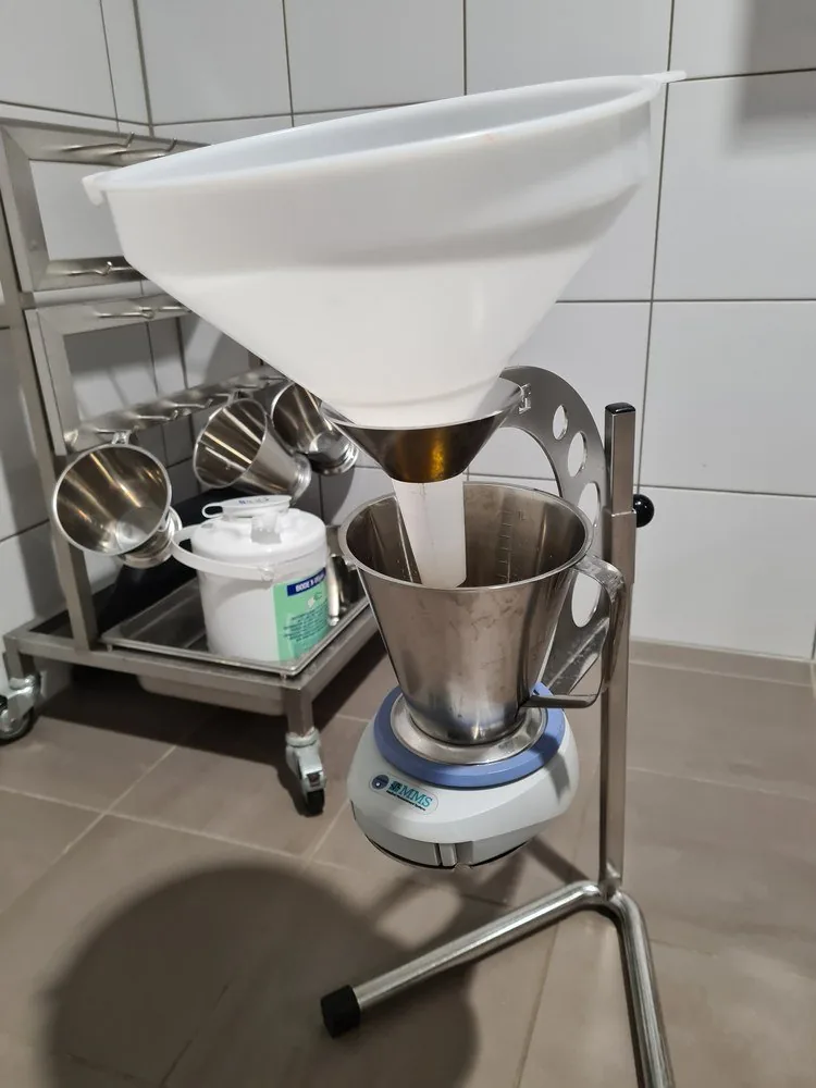 Female urinary incontinence – Clinical: Uroflowmeter in an examination room: funnel over the measuring cup on the load cell